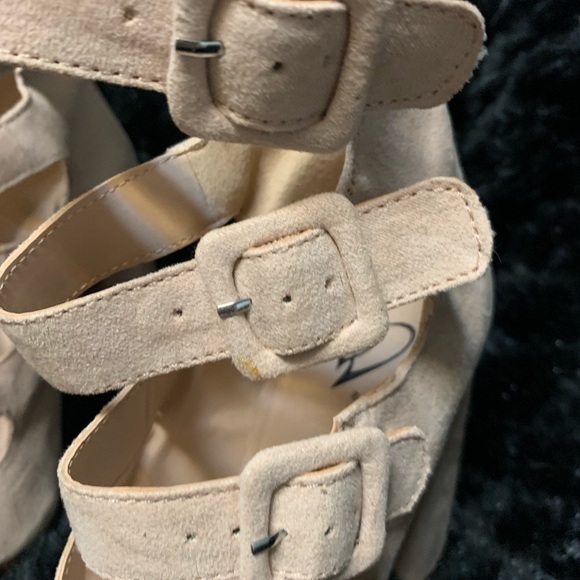 Belt strap suede helled shoes, size 6 - Picture 3 of 8